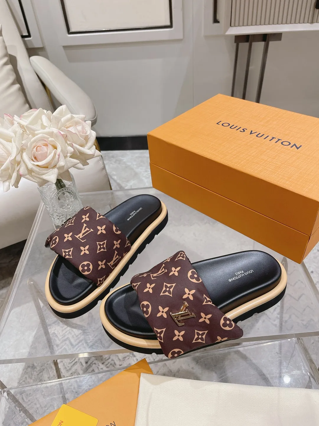 👟👟Ex-factory price 360👟👟 Lvjia brand | ²⁰²5 𝐬𝐬 💛2025 spring and summer latest popular Velcro series...Couple style thick-soled slippers, new rare products at the purchasing level💫 🍒This style is the favorite of celebrities🌟big internet celebrities. A simple and elegant sandal. A good style that you can't take your eyes off at a glance! The thick sole has the effect of increasing the height of the feet. It has the function of elongating the legs immediately. It is exquisite and low-key luxury✔️ No matter it is paired with skirts or trousers, it is super aura🛍 ━━━━━ ЅᏇєєt ━━━━━ ▪️Upper: LV old floral fabric ▪️Outsole: original molded outsole ▪️Shoe size: 35-45
